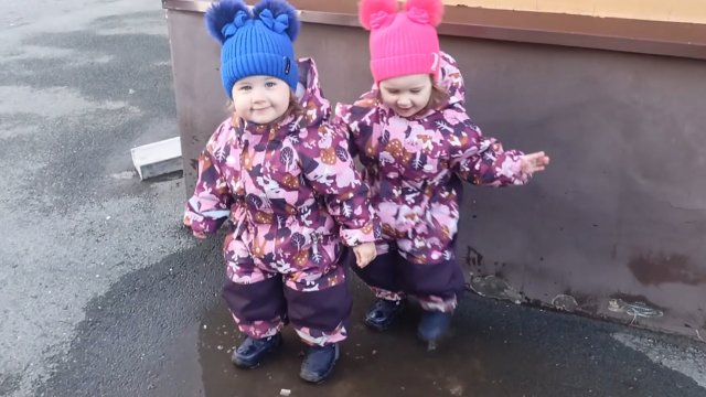 Близнецы топают по луже