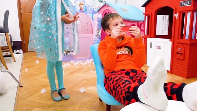 Катя и Макс играют с детскими домиками