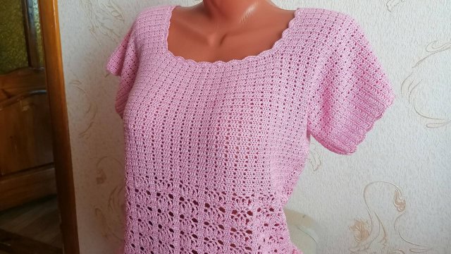 Розовая ажурная кофточка крючком