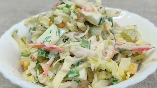 Салат с крабовыми палочками, свежим огурцом и пекинской капустой.