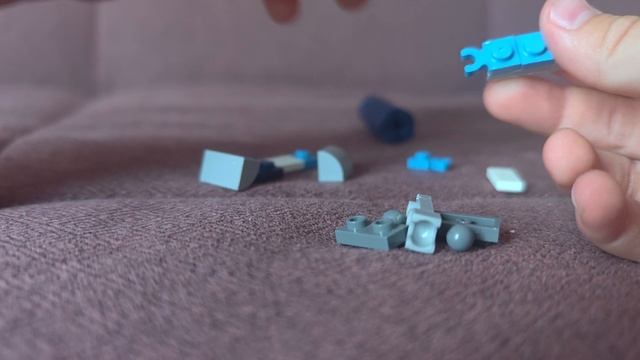 Собираем простого лего человечка из крупных деталей.