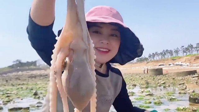 Сяо Чжан и богатая рыбалка! Ловля осьминога и красная икра!