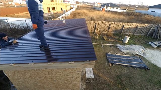 Монтаж профлиста на крышу. Подшивка свесов кровли профлистом.