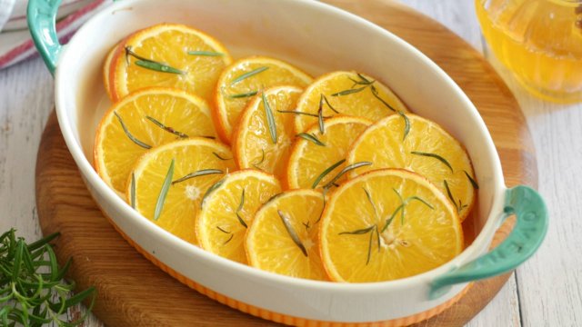 🔥 Необычный рецепт запеченных апельсинов: сочетание меда, розмарина и хрустящей корочки!