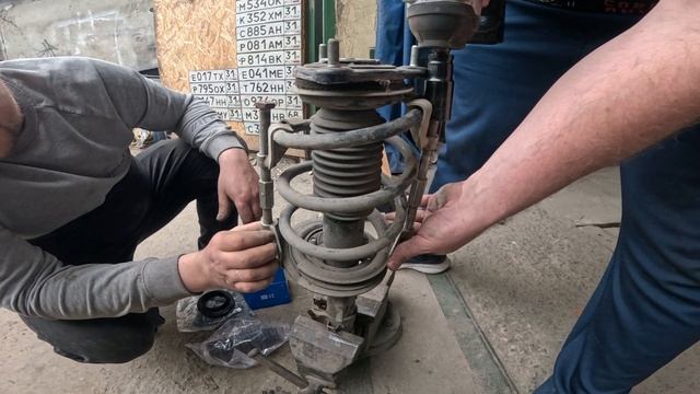 Замена передних амортизаторов, опорный подшипников Kia cee’d (JD)