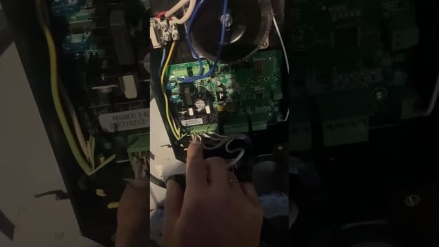 Установка магнитного замка на распашные ворота