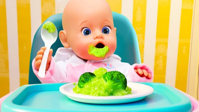 Беби Бон Эмили кушает сама  Пюре из брокколи и весёлая стирка! Видео про куклы для детей
