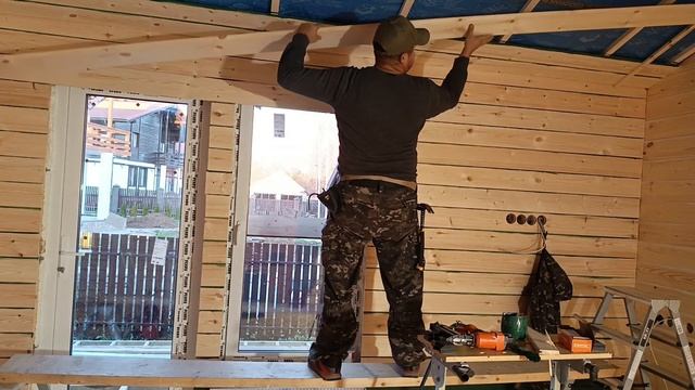 Как смонтировать имитации бруса на потолок если ты од?