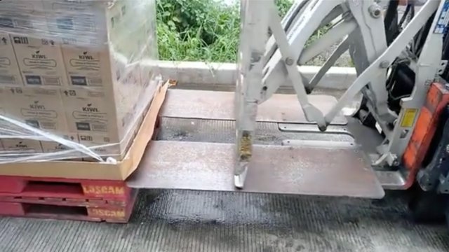 Сталкиватель для погрузчика: что это и как работает