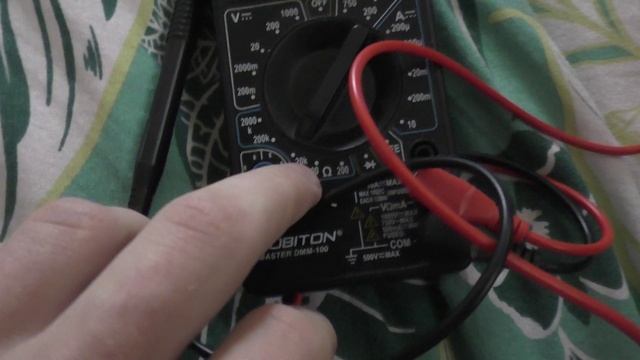Проверяем свечи зажигания 33 Standart мультиметром на сопротивление