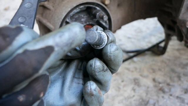 КЛИНИТ ЗАДНЕЕ КОЛЕСО НА СКУТЕРЕ