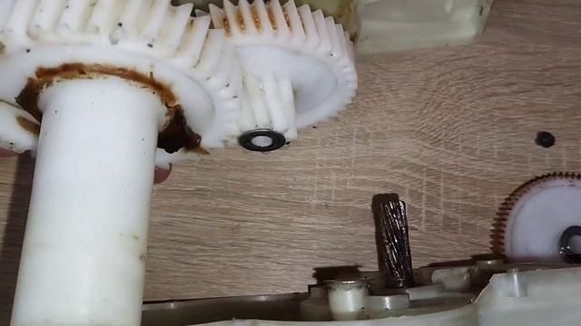 Чистка редуктора и замена смазки. Мясорубка VITEK