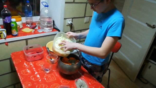 Борщ в чугунке в печи