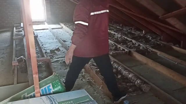 Утепляю потолок в доме с холодной крышей. А стоит его утеплять слишком хорошо_