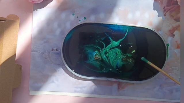 заливаю форму эпоксидной смолой спиртовыми чернилами и поталью ,делаю фотореквизит своими руками