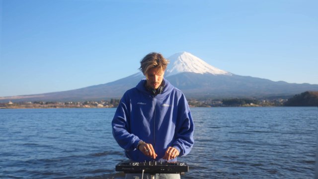 Chris Luno - playing house at mount fuji 富士山