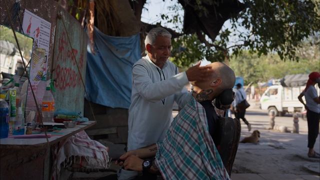 БРИТЬЕ И МАССАЖ С МАСЛОМ . НАСТОЯЩИЙ ИНДИЙСКИЙ УЛИЧНЫЙ ПАРИКМАХЕР