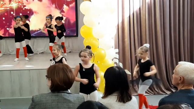Танец ко Дню учителя в школе 24.