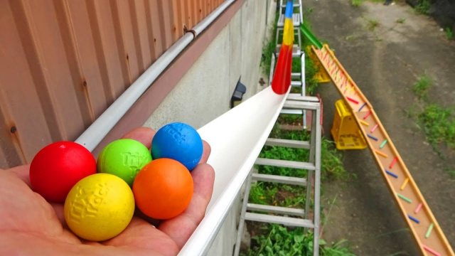 КАТАЕМ ШАРИКИ С ДЕТСКОЙ ГОРКИ ВИДЕО ДЛЯ ДЕТЕЙ ЦВЕТНЫЕ ШАРИКИ ДЕТСКИЙ КАНАЛ ИГРАЛКИ-ЗАЛИПАЛКИ