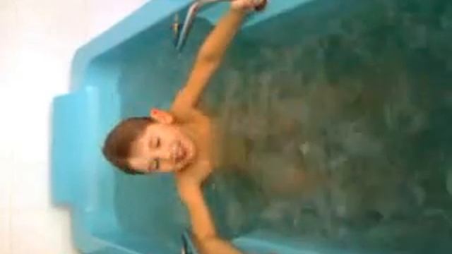 сынок купается