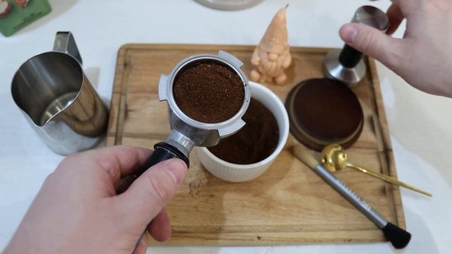 Готовлю кофе, на рожковой кофеварке delonghi