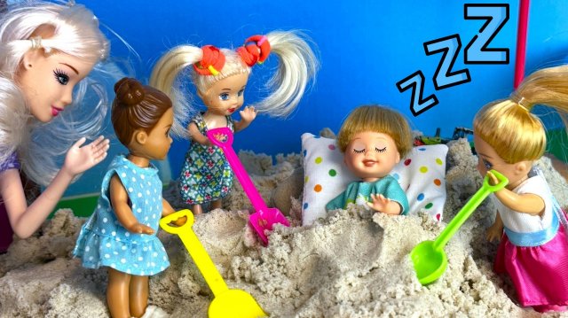 УСНУЛ В ПЕСОЧНИЦЕ😴 В ДЕТСКОМ САДИКЕ😂 Катя и Макс ВЕСЕЛАЯ СЕМЕЙКА! Куклы БАРБИ видео ДАРИНЕЛКАТВ