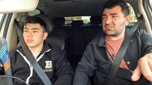 Мужики работают на даче. Сафар учит Абдугани как и что нужно делать.