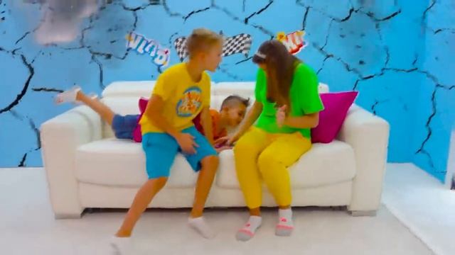 Влад и НикитаВлад и Ники играют с игрушками Black Adam