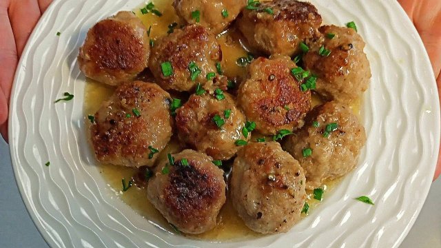 Тефтели в соусе на сковороде Домашние тефтели с подливой - очень вкусные и нежные. Рецепт