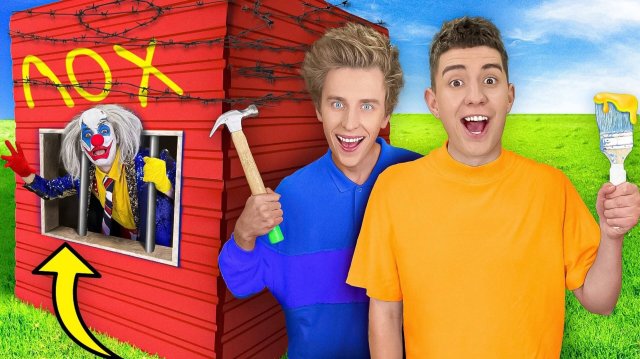 А4-Запер КЛОУНА в НЕПРОБИВАЕМОМ ЯЩИКЕ !