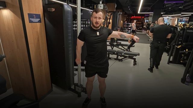 Махи на плечи в кроссовере, тросс сзади. Техника выпол?