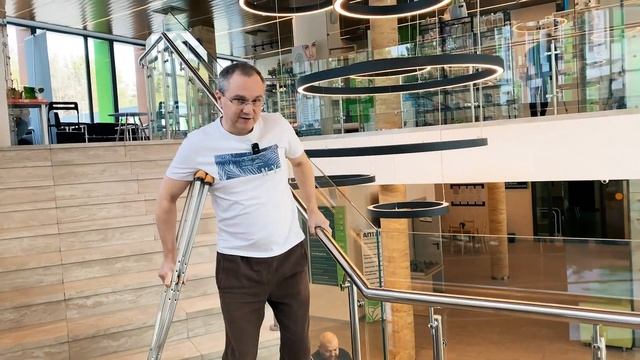 Как безопасно ходить по лестнице на костылях