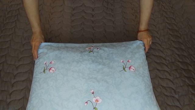 Два способа надеть большую наволочку на маленькую под