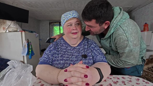 Рыбка готовится в теплице пока идёт дождь. Ещё в одной теплице высадили рассаду.