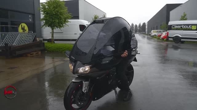 Мечта каждого байкера: прозрачная крыша для дождливой погоды