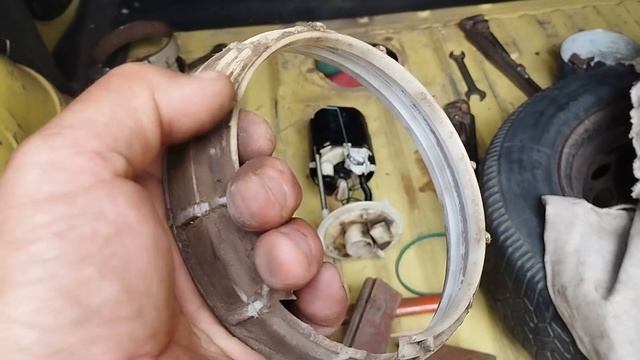Как открутить гайку бензонасоса на бензобаке легково?
