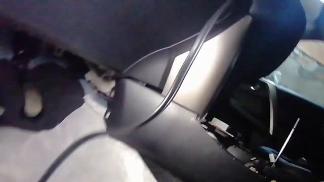 Toyota RAV4. Как поменять троса ручника.