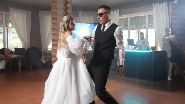 Зажигательный свадебный танец жениха и невесты!