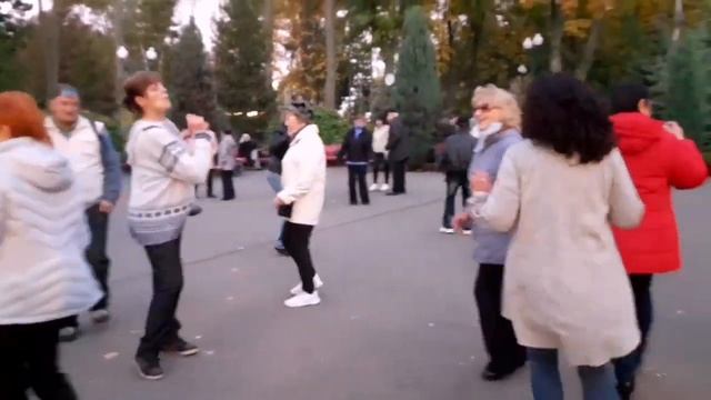 ЦЫГАНОЧКА АЗА! ТАНЦЫ В ПАРКЕ ГОРЬКОГО ХАРЬКОВ МИРНЫЙ