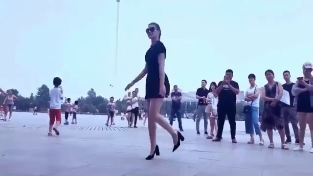 Китаянка  Цинцин танцует🔥 и Ахан Отыншиев  с песней  Н