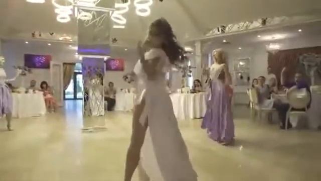 Танец невесты и ее подружек на свадьбе