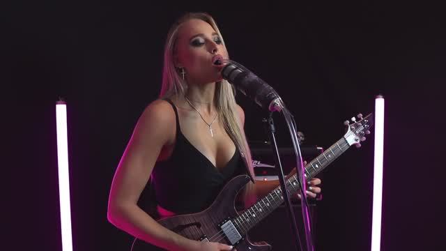 Sophie Lloyd - Mötley Crüe - Kickstart my heart