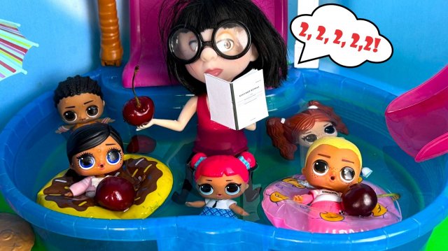 УРОКИ В БАССЕЙНЕ💦 ПРОЩАЙ ШКОЛА😜 Куклы ЛОЛ сюрприз смешные мультики ДАРИНЕЛКА