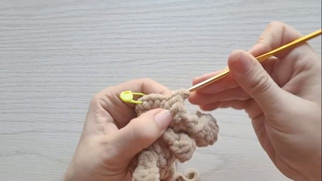 Лошадка малышка, лошадка брелок из плюшевой пряжи крю?