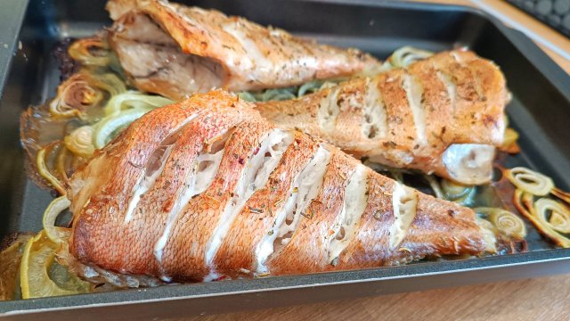 ЗАПЕЧЕННЫЙ МОРСКОЙ ОКУНЬ со средиземноморскими травами на луковой подушке