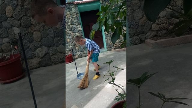 как я помогаю по дому!!!