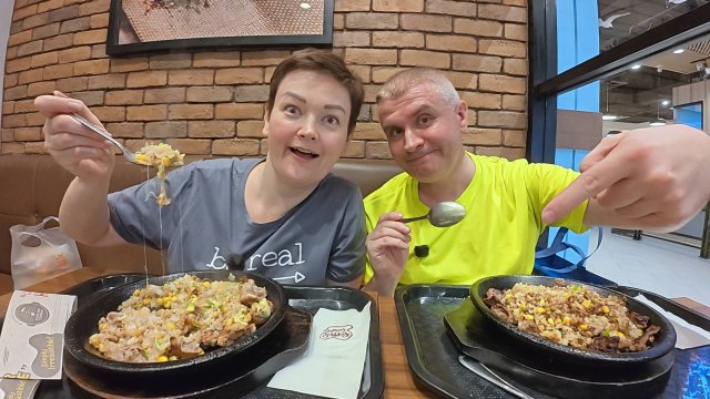 Мукбанг едим ОТ ПУЗА и РАЗВЛЕКАЕМСЯ в Таиланде) Муж ГОТОВИТ мне вкусный УЖИН в КАФЕ в Паттайе