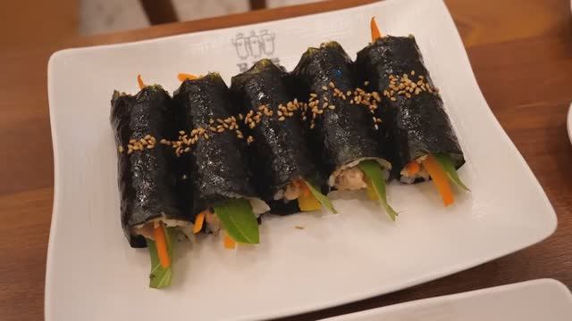 продают несколько тысяч в день. корейские роллы