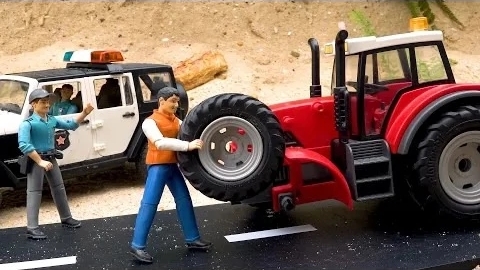 Полицейская машина помогает трактору найти украденное колесо