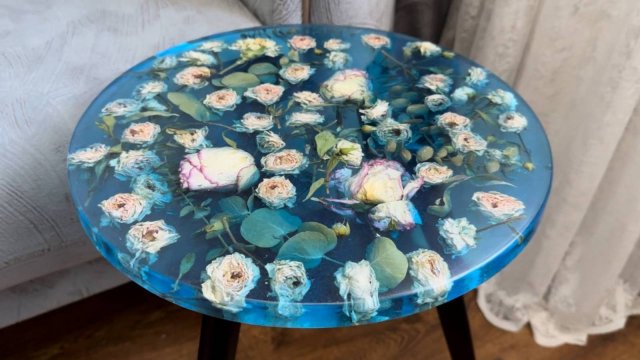 Стол из эпоксидной смолы с розами.
